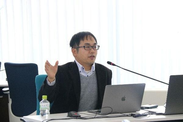 研究会で発表する奥原俊